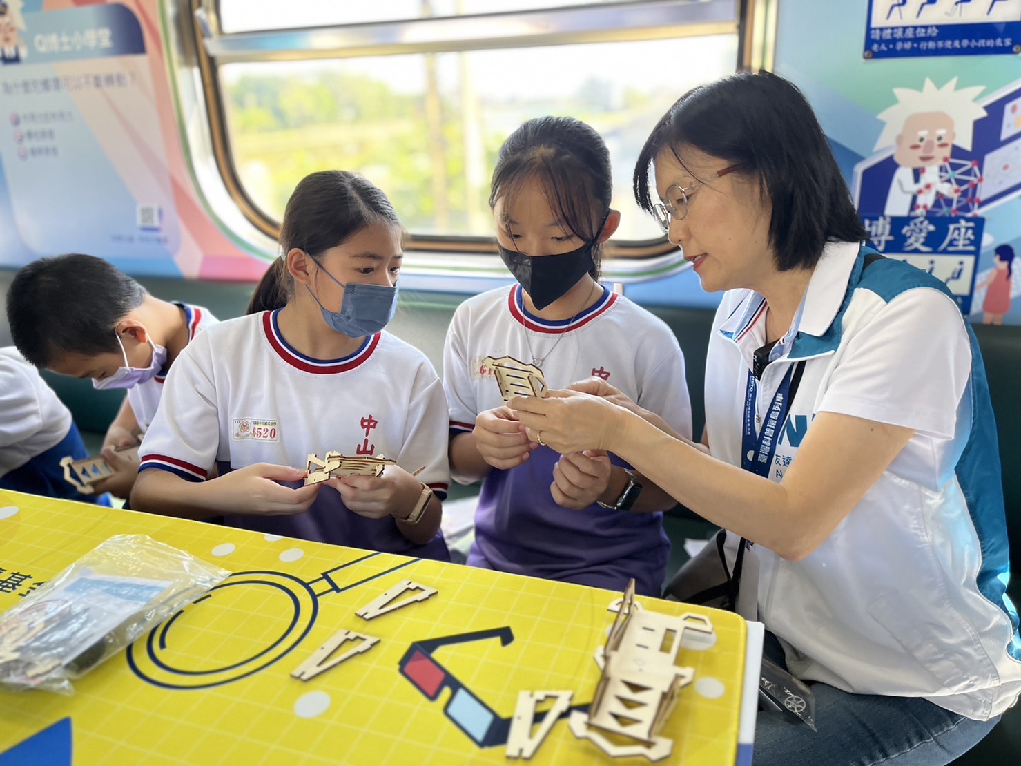 友達(dá)永續(xù)基金會(huì)執(zhí)行長古秀華及同仁親自擔(dān)任科普列車志工，帶領(lǐng)師生們動(dòng)手做科學(xué)，傳遞能源科普知識，讓科學(xué)教育向下紮根