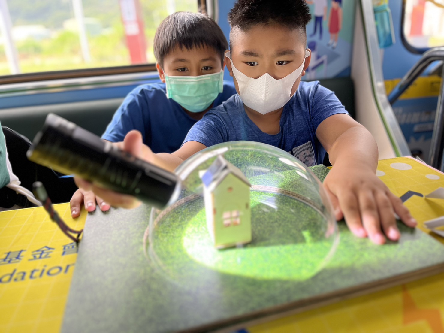 友達(dá)參與基礎(chǔ)科學(xué)主題車廂，以STEAM教學(xué)精神，設(shè)計(jì)「逐日科學(xué)家」、「太陽能工程師」以及「淨(jìng)零建築師」三大能源科普課程和實(shí)驗(yàn)