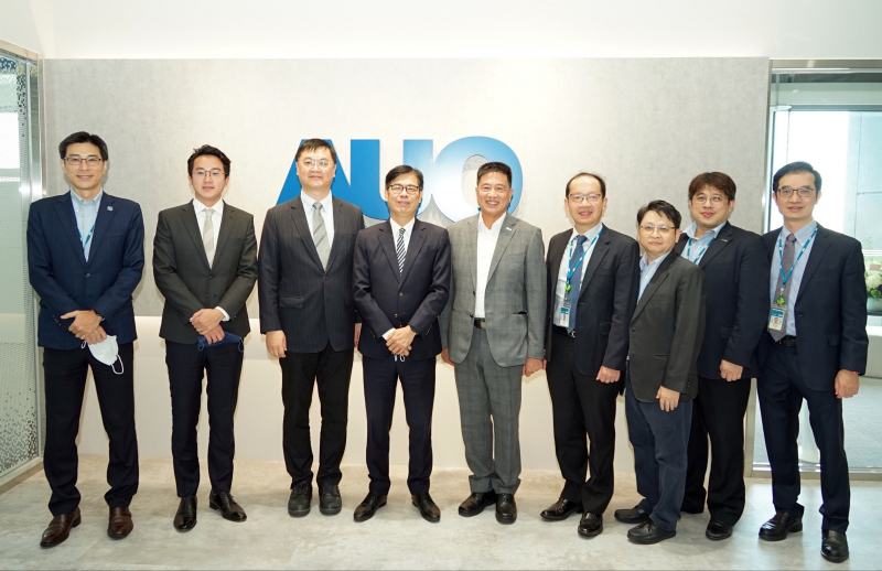 友達(dá)光電前進(jìn)亞灣成立「AUO解決方案研發(fā)中心」，作為多元場域解決方案研發(fā)及試驗(yàn)場域（圖中左為高雄市長陳其邁、圖中右為友達(dá)光電董事長彭雙浪）