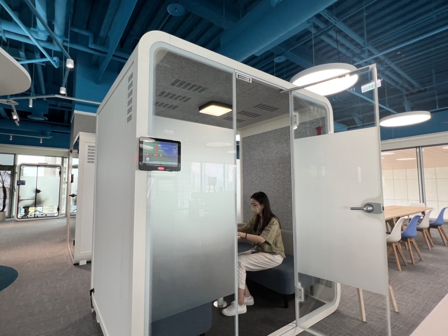 友達(dá)高雄據(jù)點(diǎn)的智慧行動辦公艙，展現(xiàn)友達(dá)在面板以外的研發(fā)應(yīng)用軟實(shí)力