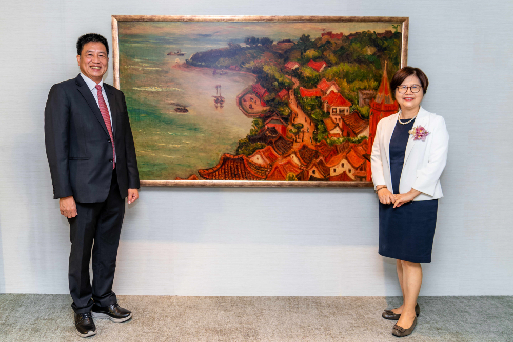 友達光電提供的FindARTs藝術空間服務方案，為第一銀行富貴豐盈旗艦中心打造數(shù)位藝術迎賓空間（圖左為第一銀行董事長邱月琴、圖右為友達光電董事長彭雙浪）