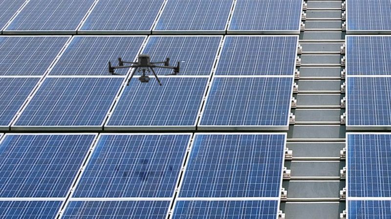 申博太陽(yáng)城以無(wú)人機(jī)搭配IR Sensor熱顯像技術(shù)進(jìn)行全方面模塊健檢，有效降低人力成本并提升發(fā)電量