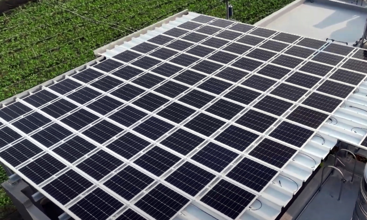 申博太陽(yáng)城SunSteel光電浪板升級(jí)雙玻結(jié)構(gòu)，以提升機(jī)械負(fù)載強(qiáng)度及氣候耐候度，可廣泛運(yùn)用于多元場(chǎng)域