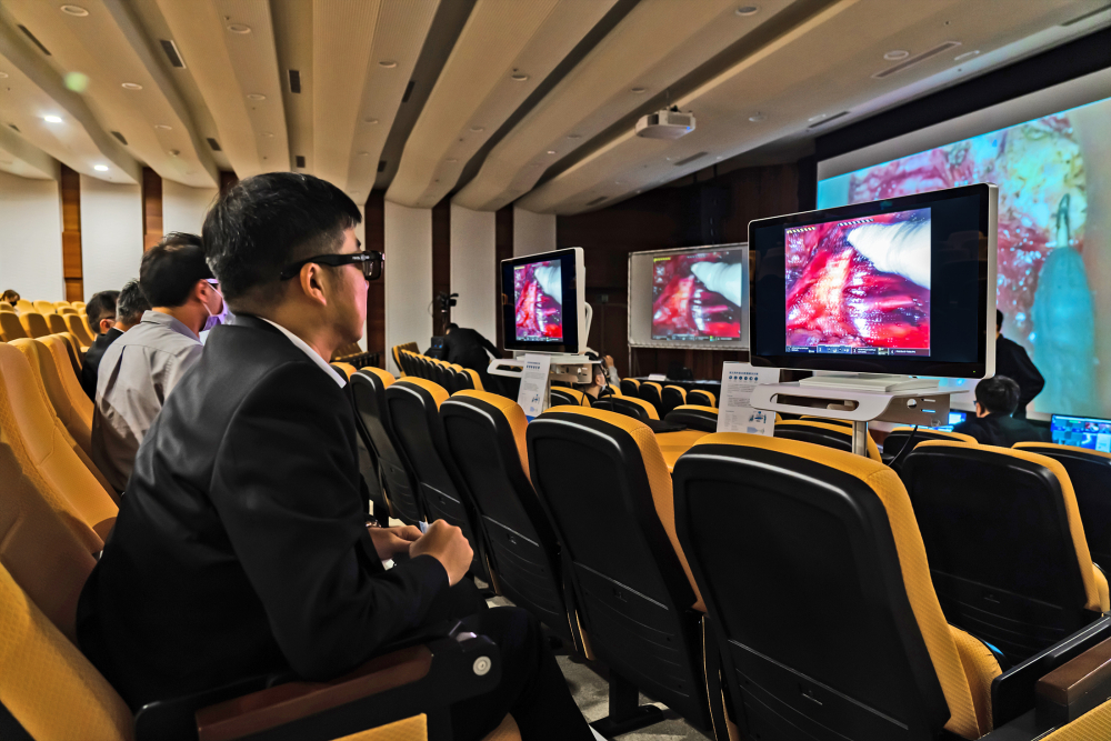 達(dá)擎之「達(dá)文西外接3D影像解決方案」，將達(dá)文西手術(shù)機(jī)器手臂的3D影像即時(shí)連線轉(zhuǎn)播，在會議室觀摩的醫(yī)師們只要戴上偏光眼鏡，就能與執(zhí)刀醫(yī)師看到同步的3D立體影像，如臨操作臺現(xiàn)場，縮短達(dá)文西手術(shù)的學(xué)習(xí)曲線