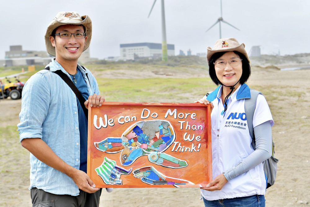 友達(dá)光電永續(xù)長(zhǎng)古秀華（右）與海湧工作室執(zhí)行長(zhǎng)陳人平（左），合作海廢藝術(shù)畫(huà)創(chuàng)作，以故事性方式闡述「海洋中的海龜?shù)囊簧?，所面臨之塑膠危機(jī)?，透過(guò)藝術(shù)傳遞環(huán)境保護(hù)意識(shí)