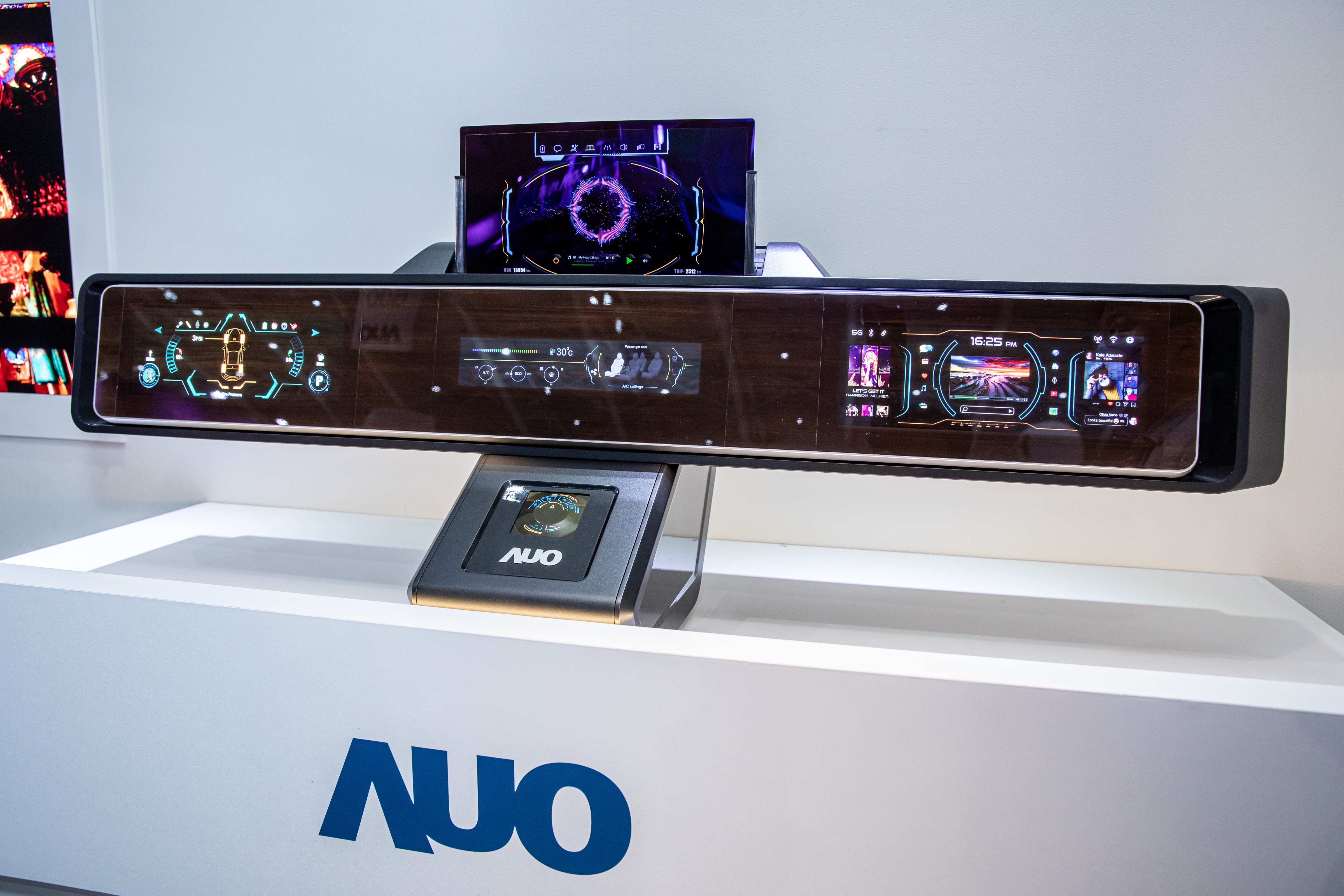 友達(dá)可捲式Micro LED顯示器導(dǎo)入智慧車艙設(shè)計(jì)，能夠流暢地展開與捲收，讓車艙擁有更多的空間運(yùn)用彈性，完整發(fā)揮Micro LED可撓可彎曲的優(yōu)勢(shì)特性