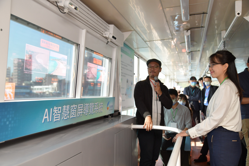 友達整合透明Micro LED智慧窗，透過景物GPS座標定位追蹤乘客視線 ，可即時在智慧窗提供正確的導覽資訊