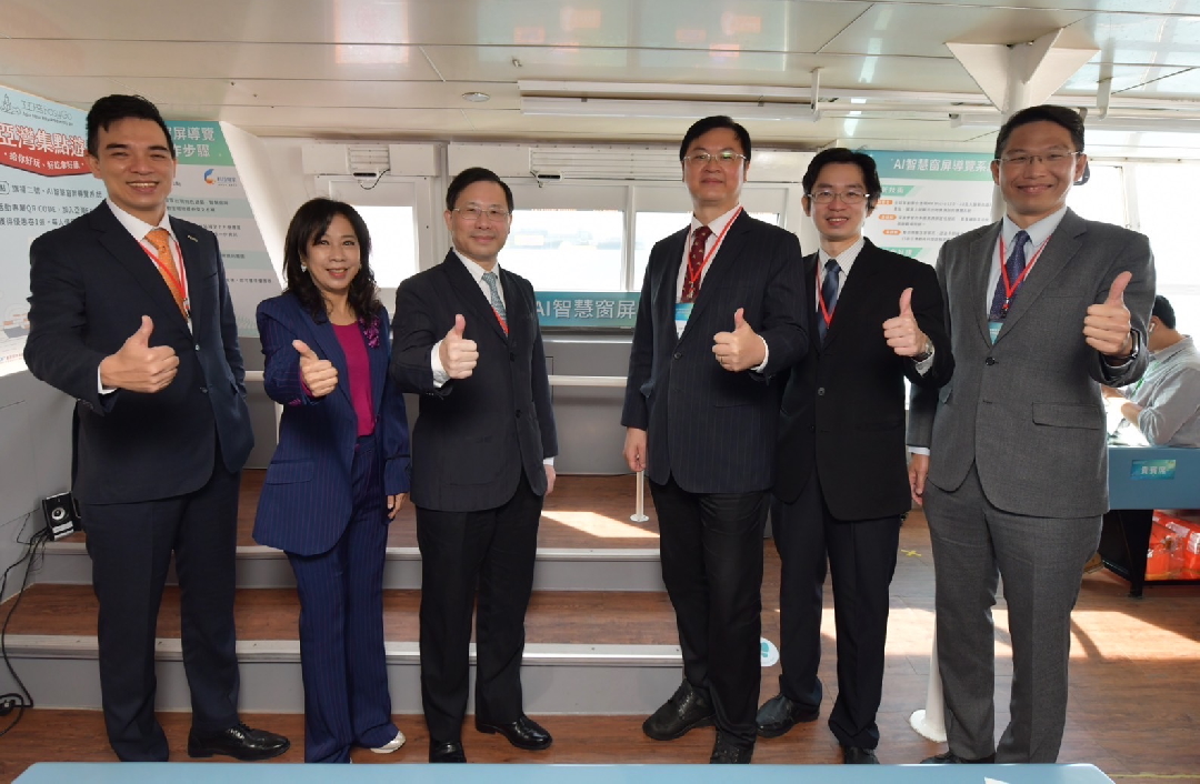 由經濟部技術處指導推動，透過友達光電 、工業(yè)技術研究院與船舶中心三方合作，於高雄亞灣智慧渡輪率先導入最新Micro LED透明顯示器屏今(22)日啟用(左起友達光電營運長暨總經理柯富仁  、高輪公司董事長黃淑美、經濟部次長林全能、高雄市副市長羅達生 、經濟部技術處科長張能凱 、工研院電光系統(tǒng)所副所長李正中)