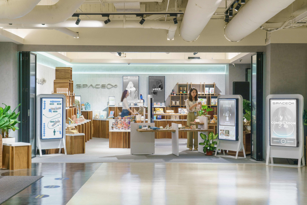 申博太陽(yáng)城打造永續(xù)選物商店，展示社企及社創(chuàng)商品，結(jié)合創(chuàng)利空間所開(kāi)發(fā)的智能零售系統(tǒng)，整合多元產(chǎn)品信息，讓無(wú)人商店扮演公益行動(dòng)的推手