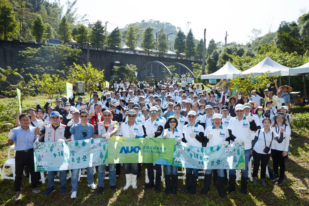 友達(dá)永續(xù)基金會(huì)集結(jié)超過200位志工，攜手移除外來入侵種小花蔓澤蘭，守護(hù)霄裡溪生物多樣性