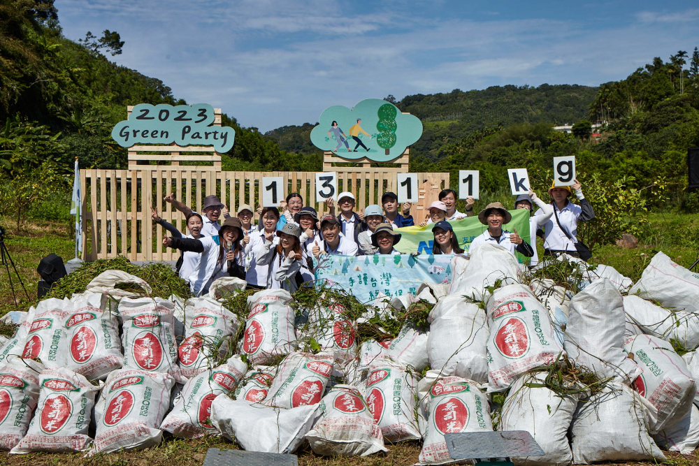 友達(dá)集結(jié)超過200位志工，攜手移除高達(dá)1311公斤的外來入侵種「小花蔓澤蘭」