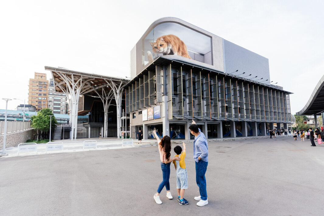 友達(dá)打造全臺(tái)最大戶外裸視3D LED弧形螢?zāi)?，將超立體的軟萌胖橘貓動(dòng)畫活躍於頂樓外牆