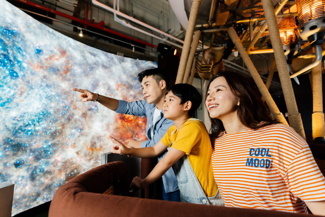 友達(dá)打造全臺(tái)最大寬6公尺、高4公尺、唯一搭載LED弧形拼接顯示屏的動(dòng)感飛行船 ，讓乘客駐足在熱氣球上，享受身歷其境的偽出國旅遊樂趣