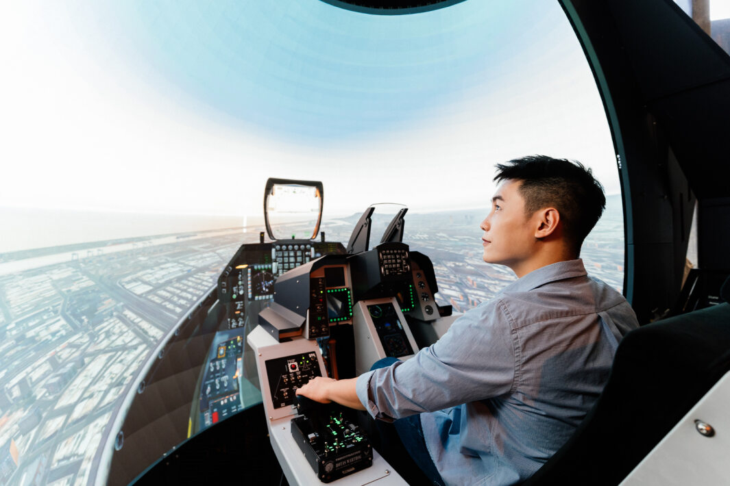 友達(dá)以P1.25小間距打造球形LED模擬艙  ，搭配智崴的精密六軸動(dòng)態(tài)座椅 ，結(jié)合友達(dá)專業(yè)影像調(diào)校技術(shù) ，呈現(xiàn)擬真模擬飛行場(chǎng)景