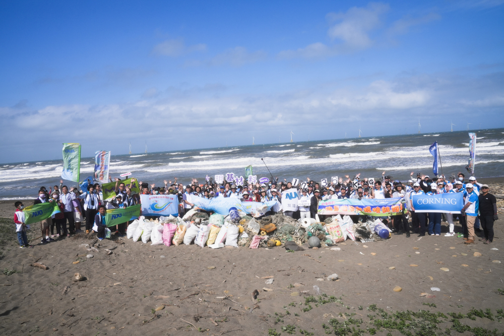 友達(dá)永續(xù)基金會(huì)召集企業(yè)志工、產(chǎn)官學(xué)和供應(yīng)商夥伴，在苗栗後龍外埔魚(yú)港1340保安林海岸淨(jìng)攤，齊心協(xié)力清除1.2公噸海洋廢棄物，以行動(dòng)實(shí)踐對(duì)環(huán)境友善的承諾