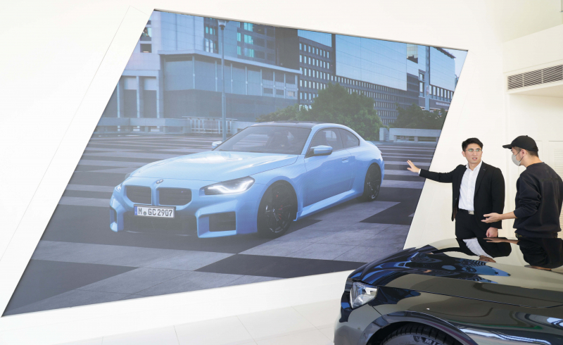 友達(dá)首度進(jìn)軍CES 2024大秀智慧座艙及創(chuàng)利空間Space4M攜手臺(tái)北汎德落地智慧零售LED沉浸式即時(shí)互動(dòng)展示中心解決方案，透過(guò)數(shù)位翻新將智慧顯示互動(dòng)導(dǎo)入多元場(chǎng)域，為汽車業(yè)顧客深化賞車情境體驗(yàn)