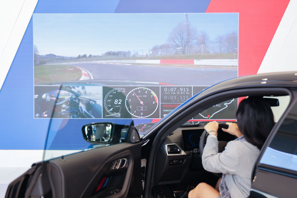 顧客按下虛擬Engine Start按鈕，啟動(dòng)預(yù)選車款的引擎聲浪，螢?zāi)煌瑫r(shí)呈現(xiàn)德國(guó)紐柏林賽道的試駕畫面，坐進(jìn)車內(nèi)一秒化身駕駛員馳騁奔騰