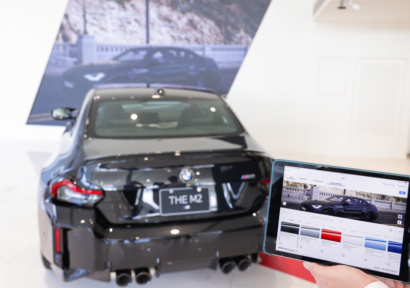 賞車介面即時(shí)投放到LED牆上，顧客可即時(shí)更換車輛內(nèi)裝、零件選配與車款配色，提供近乎與實(shí)車等比例的沉浸式無(wú)死角虛擬賞車體驗(yàn)