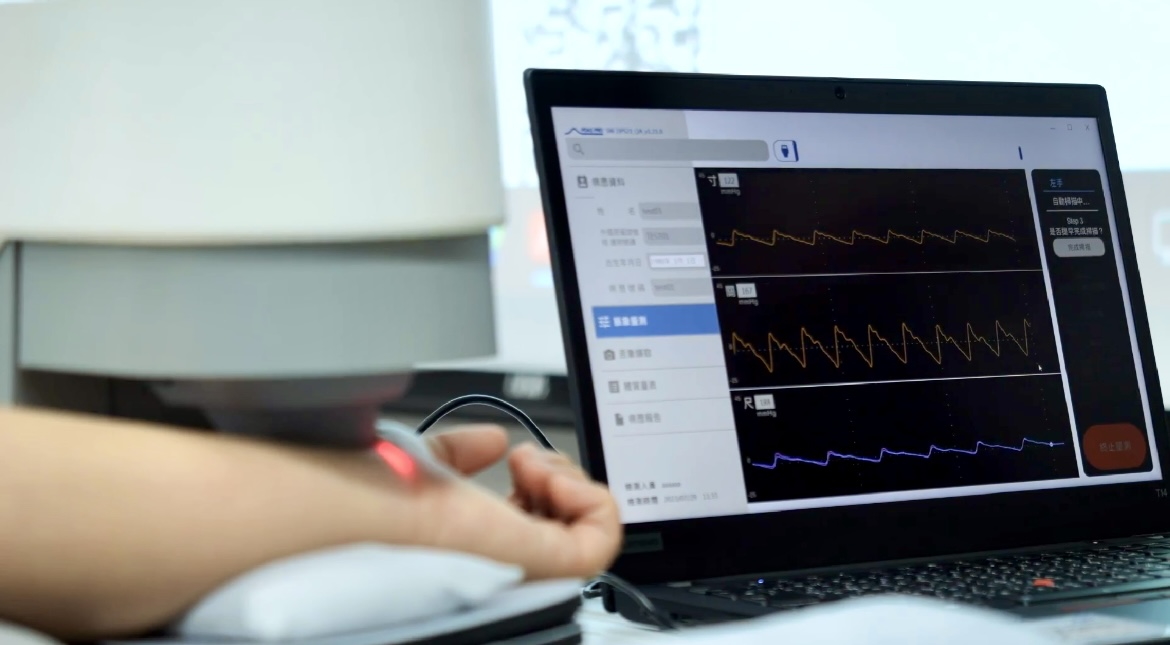 友達(dá)耘康以高解析與擬真的顯示技術(shù)，將其應(yīng)用於中醫(yī)檢測(cè)，提供「中醫(yī)數(shù)位化檢測(cè)方案」，使傳統(tǒng)中醫(yī)檢測(cè)結(jié)果數(shù)據(jù)化與視覺(jué)化