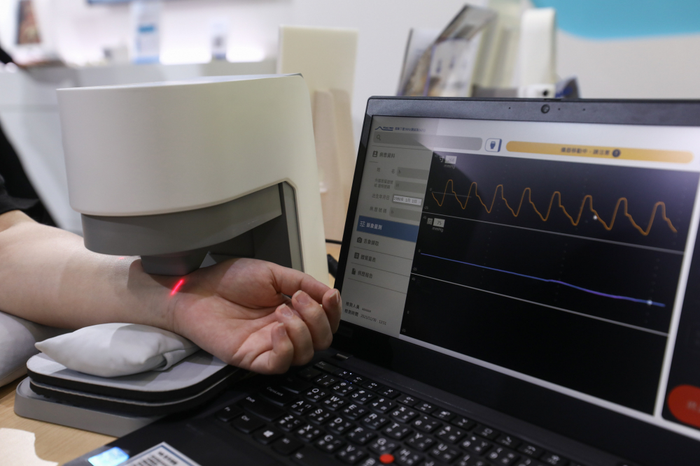 友達(dá)耘康脈象檢測(cè)系統(tǒng)透過(guò)電腦精準(zhǔn)控制升降系統(tǒng)，還原中醫(yī)師三指把脈過(guò)程的舉、按、尋手法，將脈象感受轉(zhuǎn)化成數(shù)據(jù)，未來(lái)可結(jié)合大數(shù)據(jù)分析，實(shí)現(xiàn)智慧醫(yī)療及準(zhǔn)確性