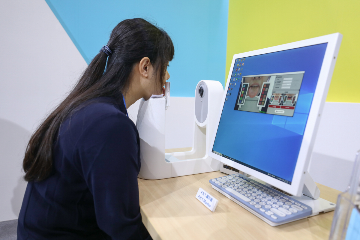 友達(dá)耘康延伸友達(dá)卓越的感測(cè)技術(shù)及色彩管理專長(zhǎng)，研發(fā)出舌象擷取系統(tǒng)，可提供數(shù)據(jù)化、影像化的檢測(cè)結(jié)果，輔助醫(yī)師與專業(yè)醫(yī)事人員做為臨床研究、檢測(cè)結(jié)果評(píng)估與檢測(cè)紀(jì)錄的留存