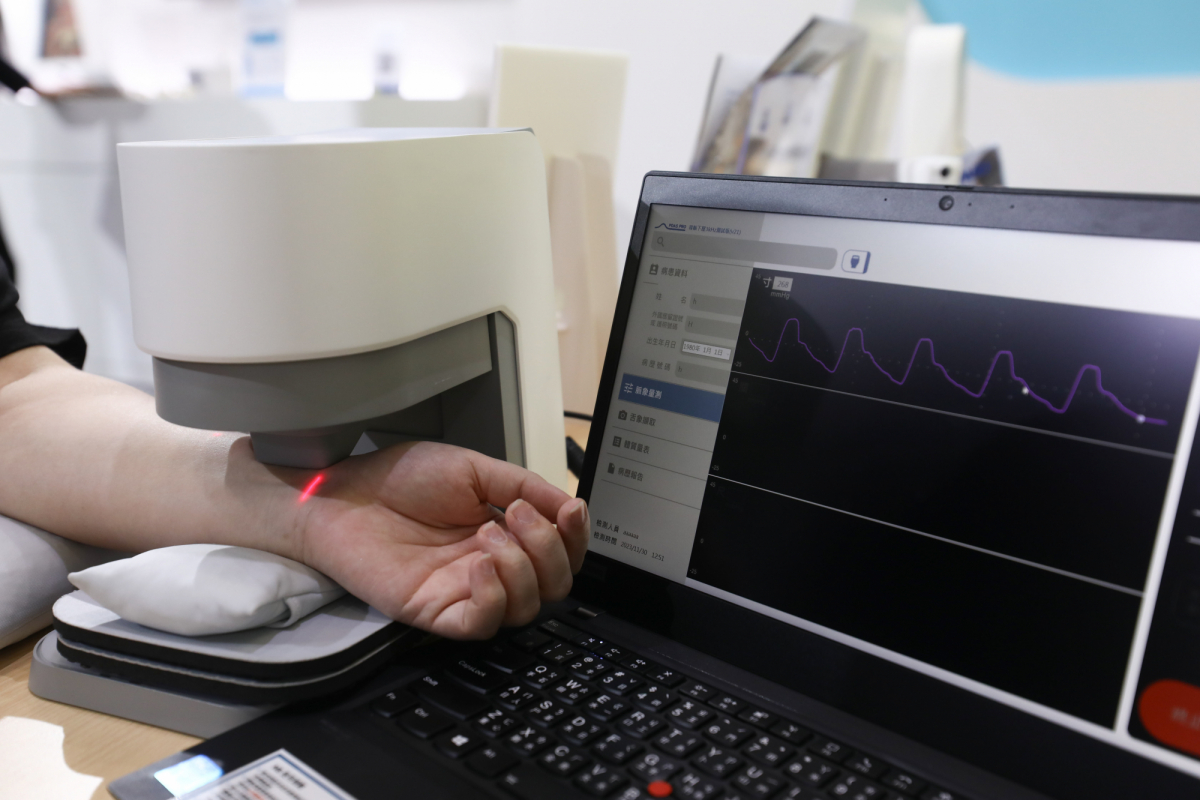 友達(dá)耘康脈象檢測(cè)系統(tǒng)透過(guò)電腦精準(zhǔn)控制升降系統(tǒng)，還原中醫(yī)師三指把脈過(guò)程的舉、按、尋手法，將脈象感受轉(zhuǎn)化成數(shù)據(jù)，實(shí)現(xiàn)智慧醫(yī)療及準(zhǔn)確性