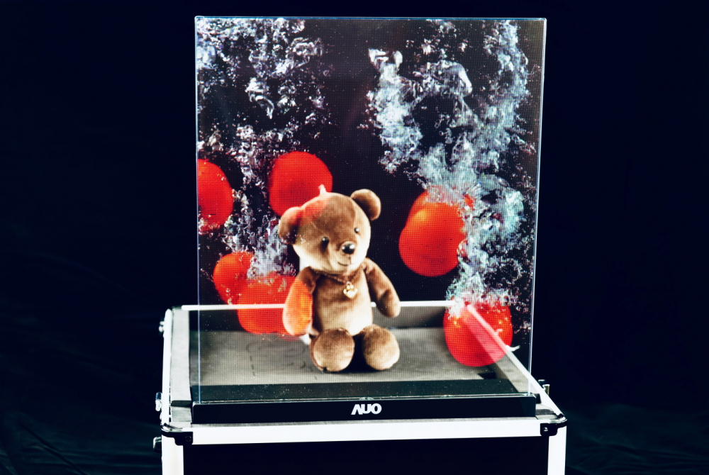 友達(dá)以次世代Micro LED顯示技術(shù)打造之透明顯示器，具備高穿透、低繞射、高亮度、可拼接之特性，可廣泛應(yīng)用於智慧移動(dòng)、零售、育樂(lè)和醫(yī)療等多元場(chǎng)域