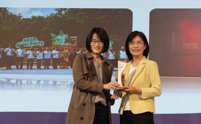 友達(dá)保存「西大墩窯遺址」且推廣在地文史教育不遺餘力，今（6）日獲頒「人文企業(yè)獎」地方發(fā)展獎之最高榮譽(yù)典範(fàn)獎。由文化部陳文婷簡任視察（左）頒獎，友達(dá)永續(xù)長古秀華（右）代表受獎