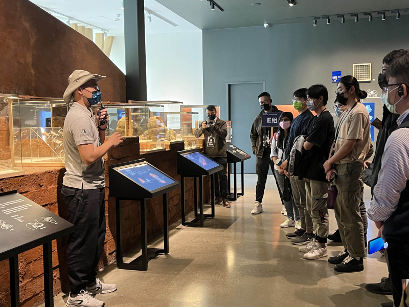 友達(dá)招募員工為文化志工，擔(dān)任文化館導(dǎo)覽大使，積極推廣文資保存、文史教育