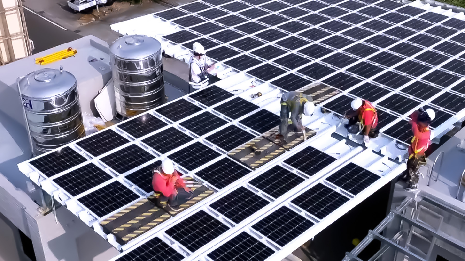 申博太陽(yáng)城著力于替代能源之技術(shù)研發(fā)  ，如光電浪板的相關(guān)制程 、設(shè)備與產(chǎn)品 ，其中所開(kāi)發(fā)之光電整合型浪板，減少傳統(tǒng)金屬支架安裝 ，更提升耐候度，可廣泛運(yùn)用于多元場(chǎng)域 ，并輔助建筑達(dá)到凈零碳排目標(biāo)