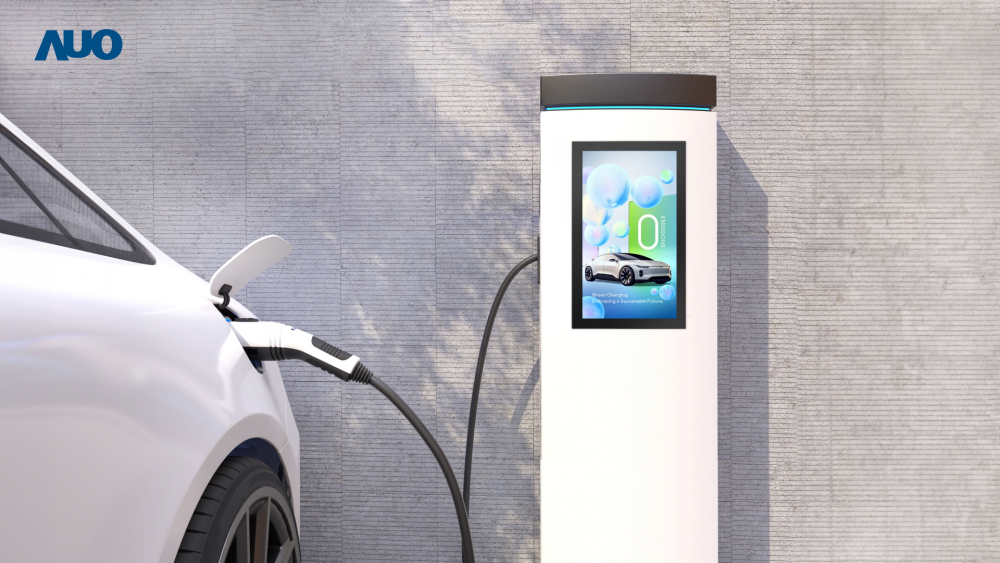 友達(dá)〝EVSE車用充電樁解決方案〞專為電動(dòng)汽車充電樁設(shè)計(jì) ，具有高亮度、克服戶外艱難環(huán)境的耐溫、耐紫外線等特性 ，並搭載散熱性及擴(kuò)充性強(qiáng)的高效能工業(yè)電腦 ，可實(shí)現(xiàn)人機(jī)互動(dòng)訴求，如資訊顯示 、支付等應(yīng)用