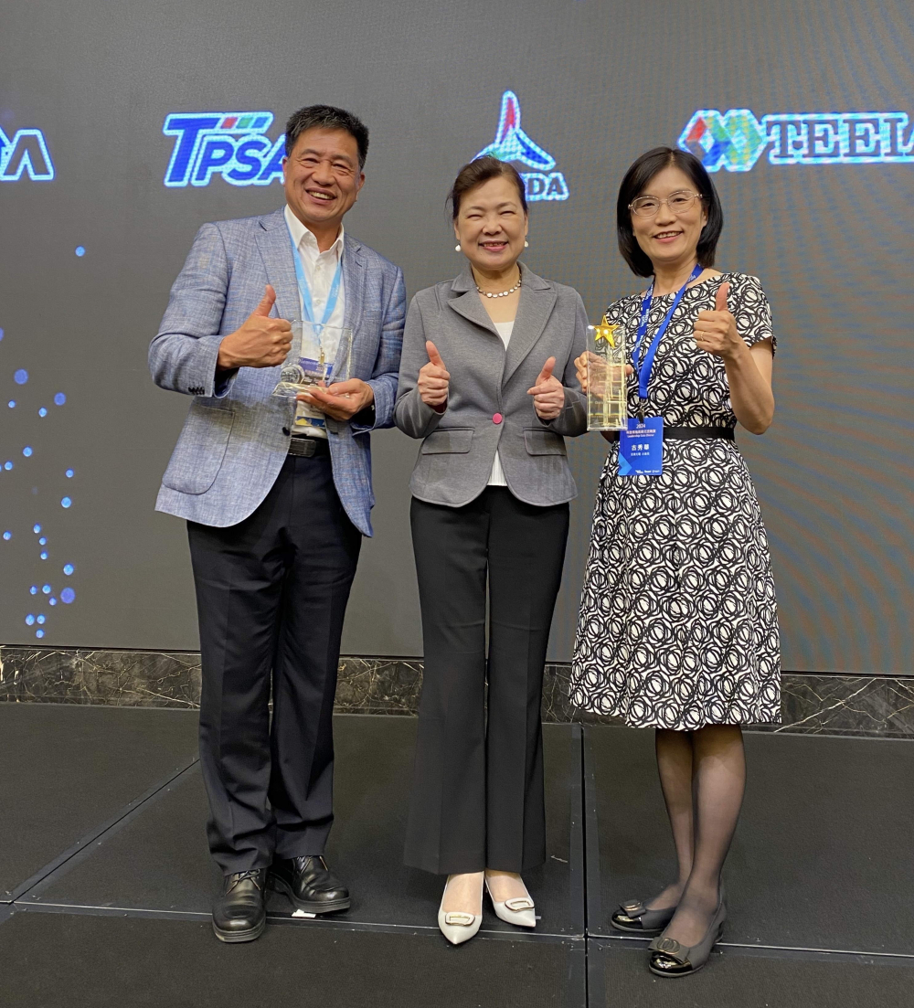 友達致力推動永續(xù)發(fā)展，於Touch Taiwan2024以3R策略貫穿Display、ESG展位實現(xiàn)綠色展覽目標(biāo)之成果，Display展位獲綠色裝潢設(shè)計鑽質(zhì)獎最高榮譽，ESG同獲金質(zhì)獎殊榮。由經(jīng)濟部長王美花（中）親自頒予友達光電董事長彭雙浪（左）、友達光電永續(xù)長古秀華（右）