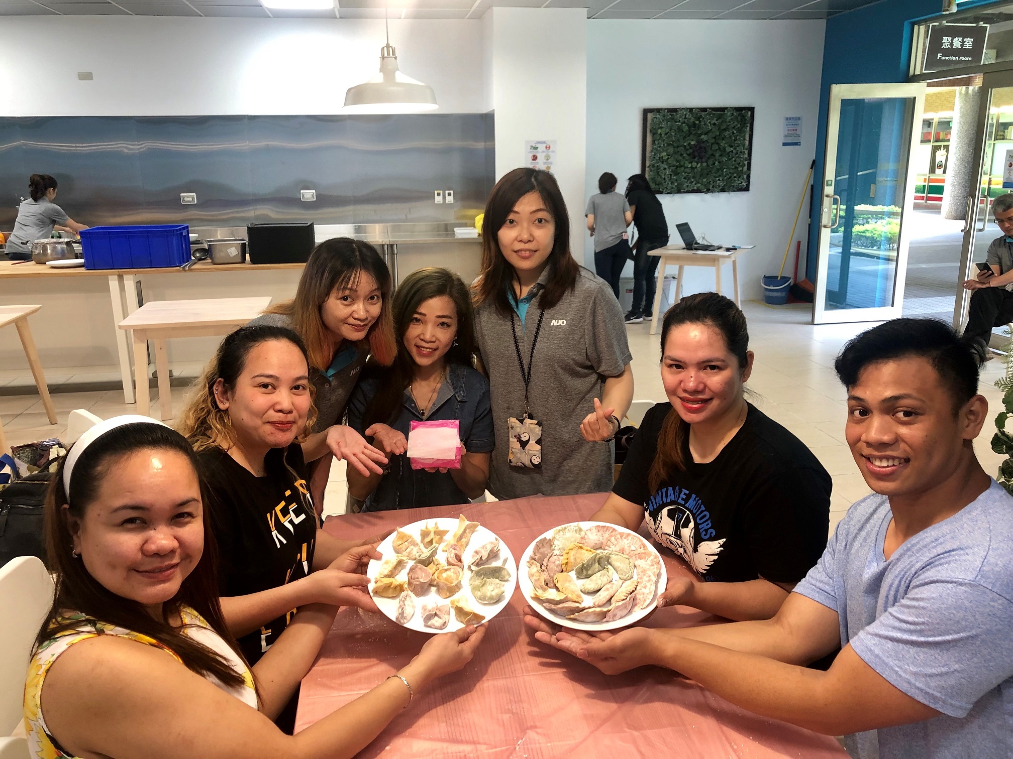 友達將DEI理念貫徹到企業(yè)文化和實踐，舉辦如臺菲廚藝交流等活動，讓同仁了解彼此文化差異、培養(yǎng)情感