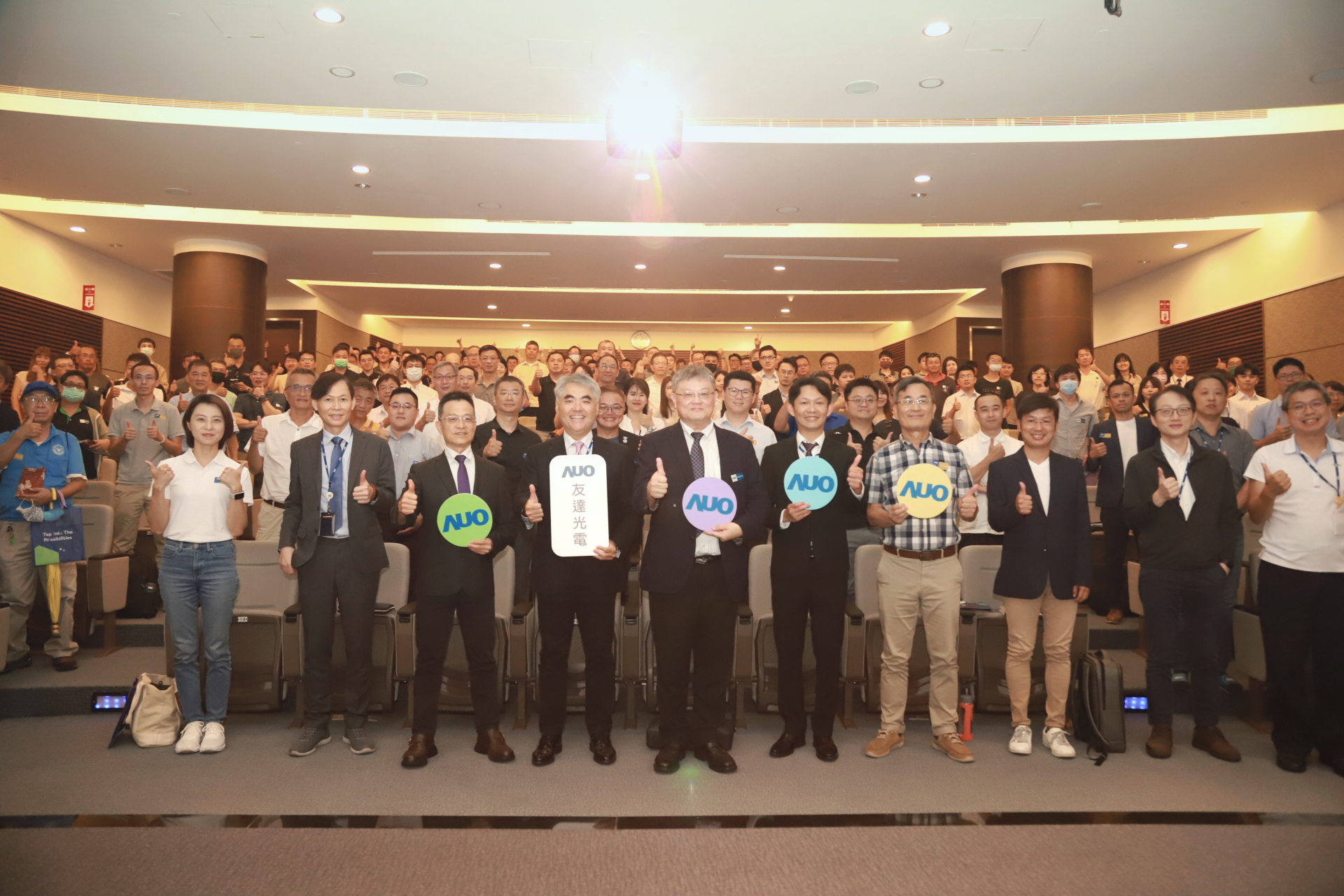 友達光電邀請領(lǐng)域?qū)＜夜惭性偕茉窗l(fā)展、電力需求及建築物減碳等議題進行交流，盼共擘綠色永續(xù)生態(tài)圈的嶄新契機。