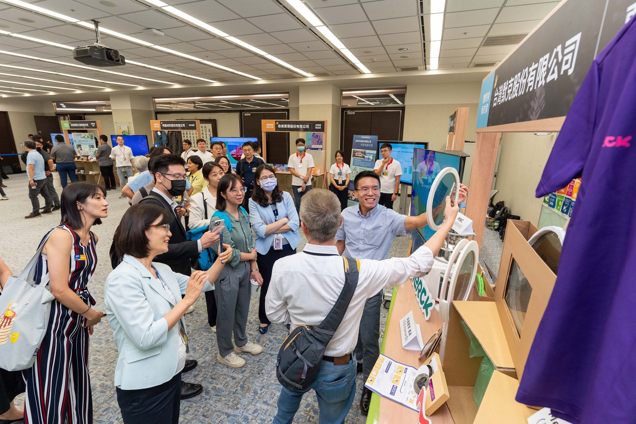 申博太陽城連手產業(yè)伙伴策劃首屆生態(tài)圈聯展，展示如何將廢塑料循環(huán)再利用 ，創(chuàng)新解決方案包括：塑料包材再生與循環(huán)使用 、再生塑料研發(fā)及應用 、廢塑料回收再生技術、減塑生活提案等