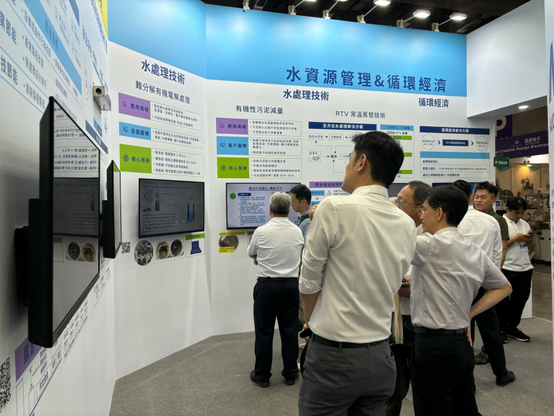 友達(dá)以深厚的智慧製造經(jīng)驗發(fā)展永續(xù)戰(zhàn)略，積極延伸價值鏈，轉(zhuǎn)化成可供外界使用的綠色智慧服務(wù)，進軍SEMICON Taiwan 2024，提供半導(dǎo)體產(chǎn)業(yè)鏈打造AI世代的永續(xù)即戰(zhàn)力。