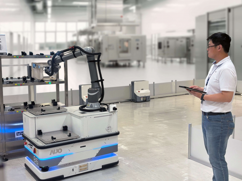 友達(dá)數(shù)位接軌AI落地應(yīng)用優(yōu)化製造流程，自主研發(fā)「智動化解決搬運系統(tǒng)」，透過全向式自主移動機器人（AMR），攜手客戶降低生產(chǎn)維護成本並提高產(chǎn)線生產(chǎn)效率。