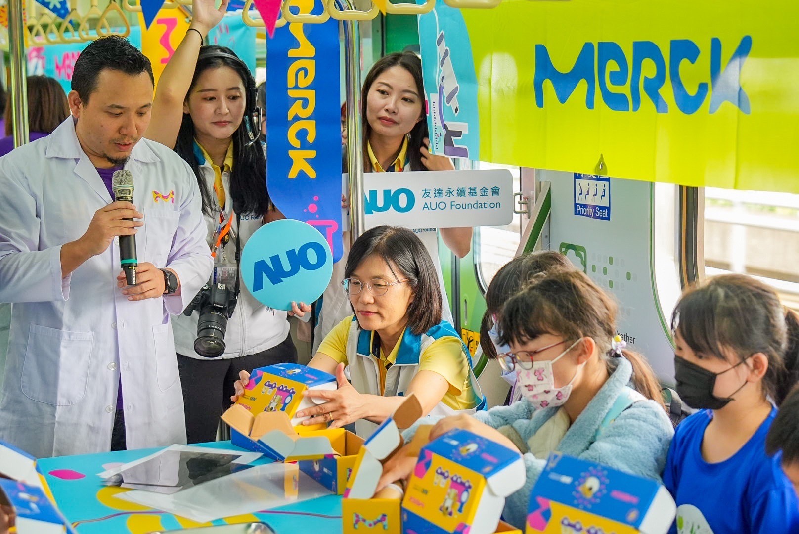 友達以光電 、再生能源、水資源三大核心  ，設計「再生能源和循環(huán)經濟」多元永續(xù)教育主題 ，並攜手供應鏈夥伴默克開發(fā)創(chuàng)意科學教材及實作體驗  ，期讓永續(xù)素養(yǎng)透過科學探索向下扎根