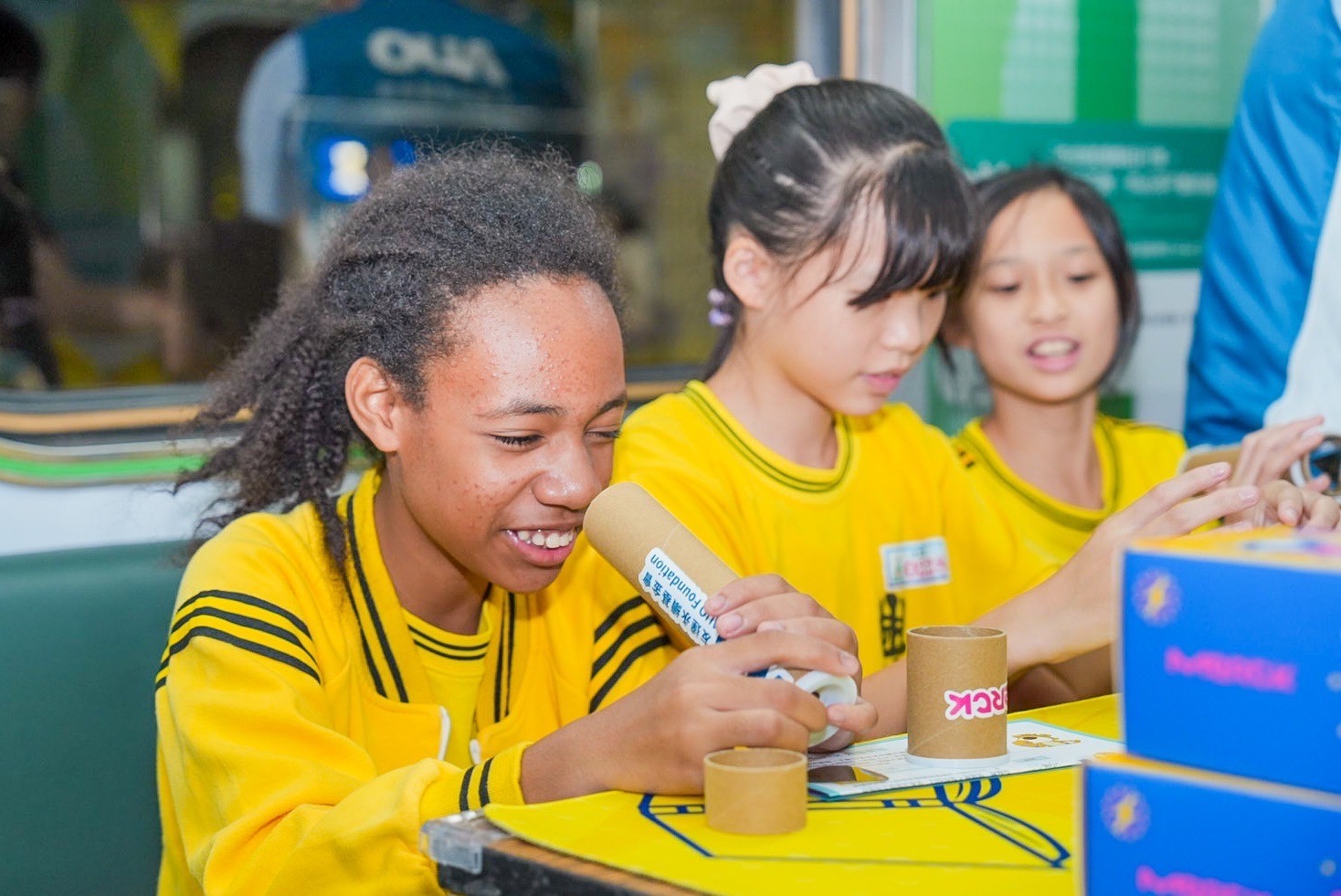 友達與默克分別回收不再使用的偏光片及液晶顯示模組，設計光電課程「玩轉光與闇」，讓學生們親手製作偏光萬花筒與簡易液晶顯示器 ，實踐循環(huán)再生的永續(xù)理念