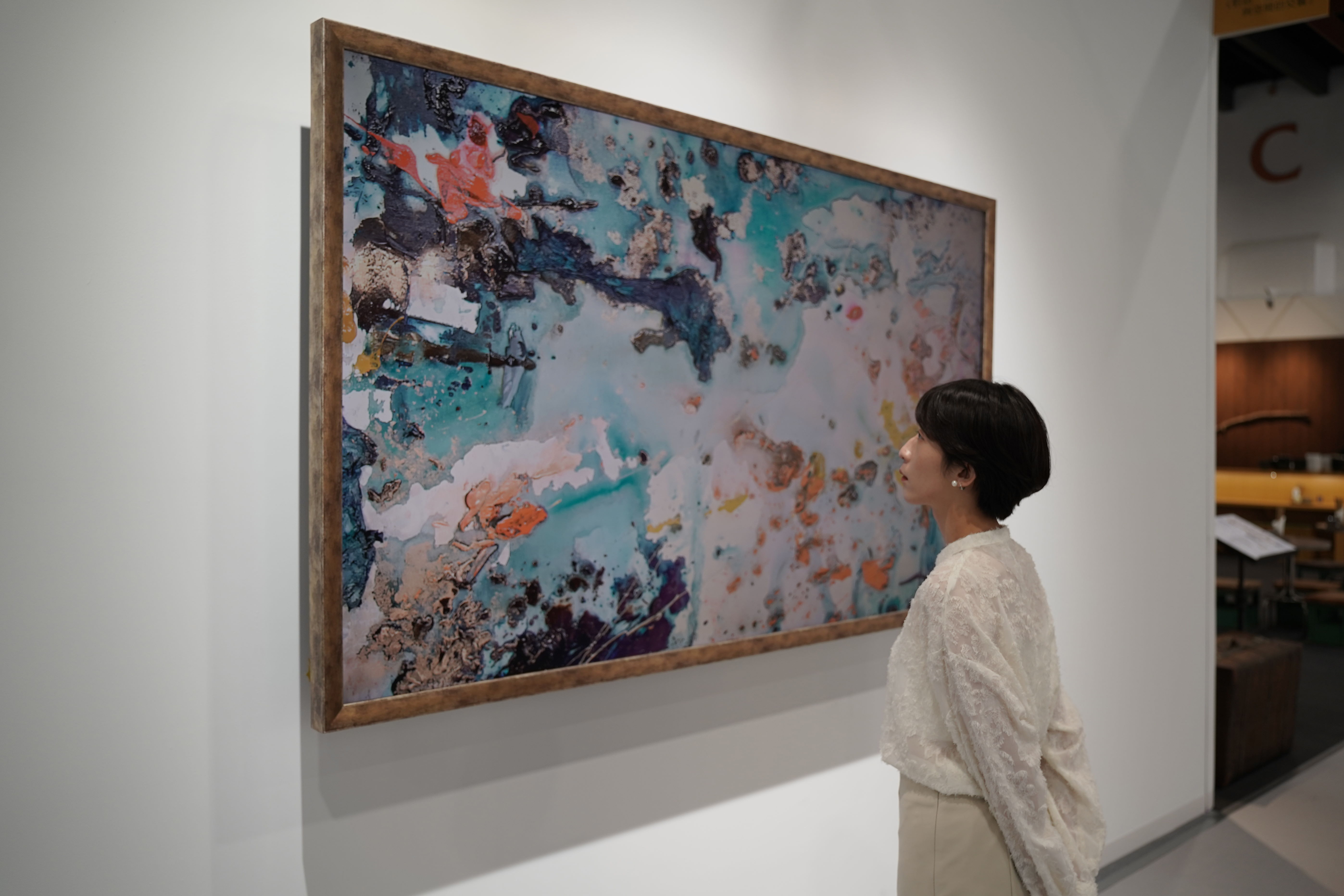 友達FindARTs以獨步全球的A.R.T.先進抗反光技術(shù)，提供極致可鑑賞藝術(shù)作品細節(jié)的柔和介面，搭配國際博物館級認證的色彩還原演算法，重現(xiàn)藝術(shù)家創(chuàng)作的真跡色彩和材質(zhì)肌理，讓虛擬作品在現(xiàn)實中生動展現(xiàn)