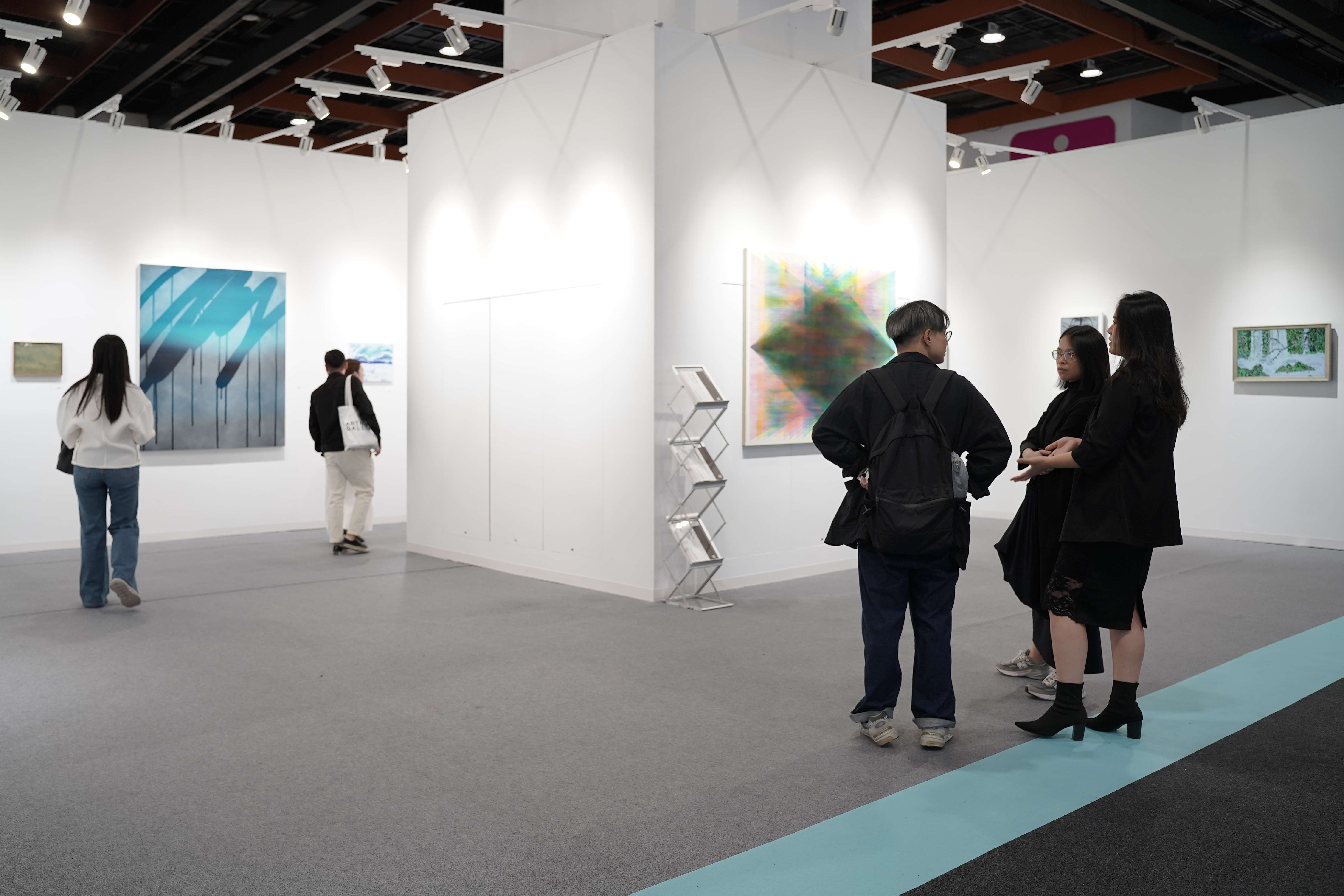 友達FindARTs將數(shù)位藝術(shù)與傳統(tǒng)媒介連結(jié)起來，不僅為觀眾呈現(xiàn)出卓越的視覺饗宴，更期望啟發(fā)新的藝術(shù)創(chuàng)作與展示形式，揭開數(shù)位藝術(shù)的新殿堂