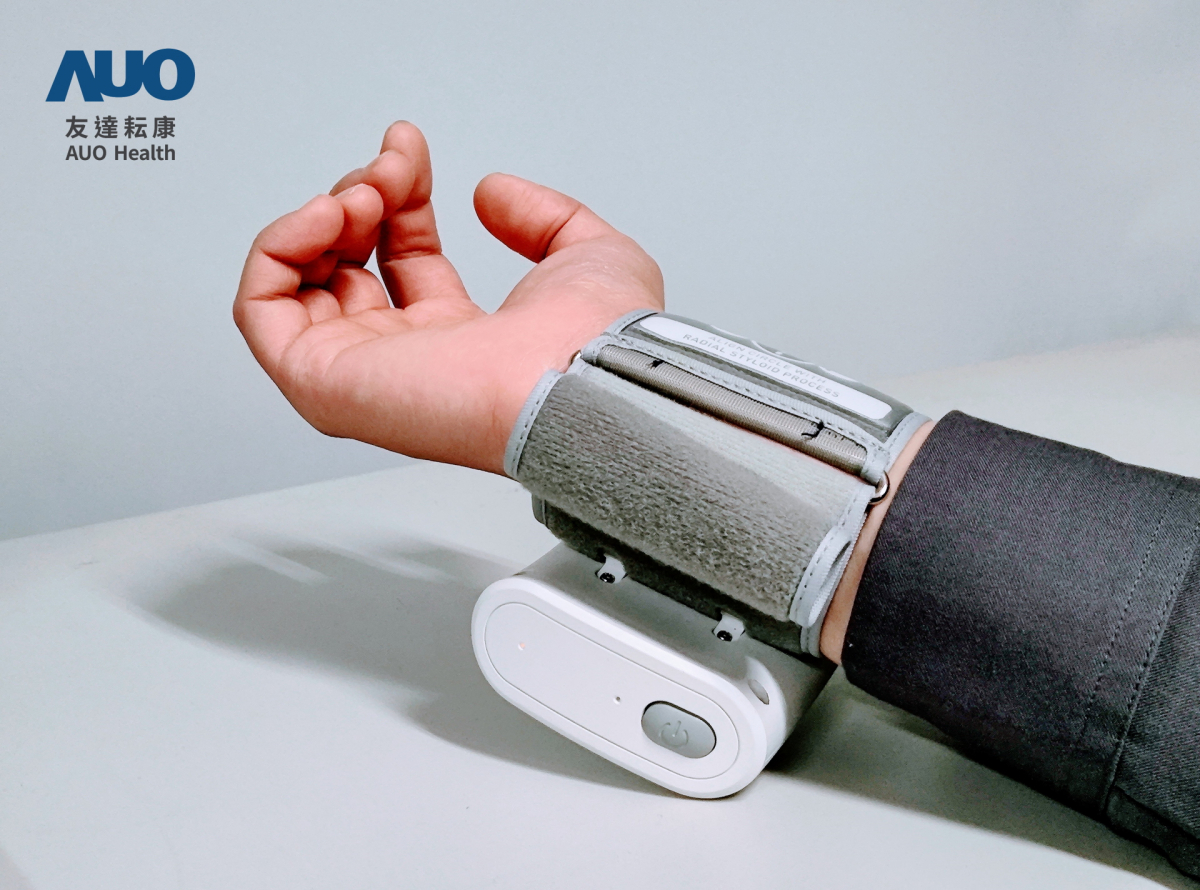 友達耘康領(lǐng)先業(yè)界推出全臺首部「可攜式脈波儀」，不僅提供快速脈象量測與跨平臺兼容性，亦可做為未來個人專屬健康管理的新選擇 ，彰顯友達在中醫(yī)智慧醫(yī)療市場另一突破