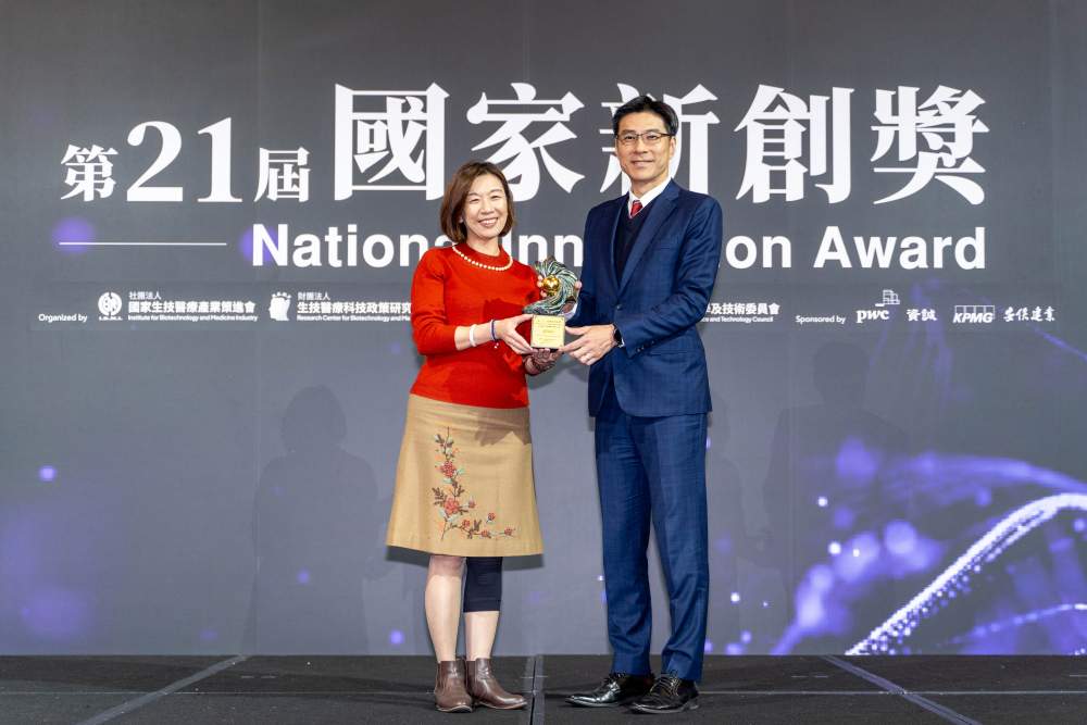 友達(dá)旗下子公司友達(dá)耘康與達(dá)擎分別以「中醫(yī)數(shù)位化檢測(cè)解決方案」及「寬視角3D醫(yī)療顯示器」獲得第二十一屆國(guó)家新創(chuàng)獎(jiǎng)「智慧醫(yī)療與健康科技」類別的「企業(yè)新創(chuàng)獎(jiǎng)」與「國(guó)家新創(chuàng)精進(jìn)獎(jiǎng)」兩項(xiàng)殊榮。圖左為衛(wèi)生福利部政務(wù)次長(zhǎng)林靜儀、圖右為友達(dá)光電智慧醫(yī)療事業(yè)群總經(jīng)理廖世宏