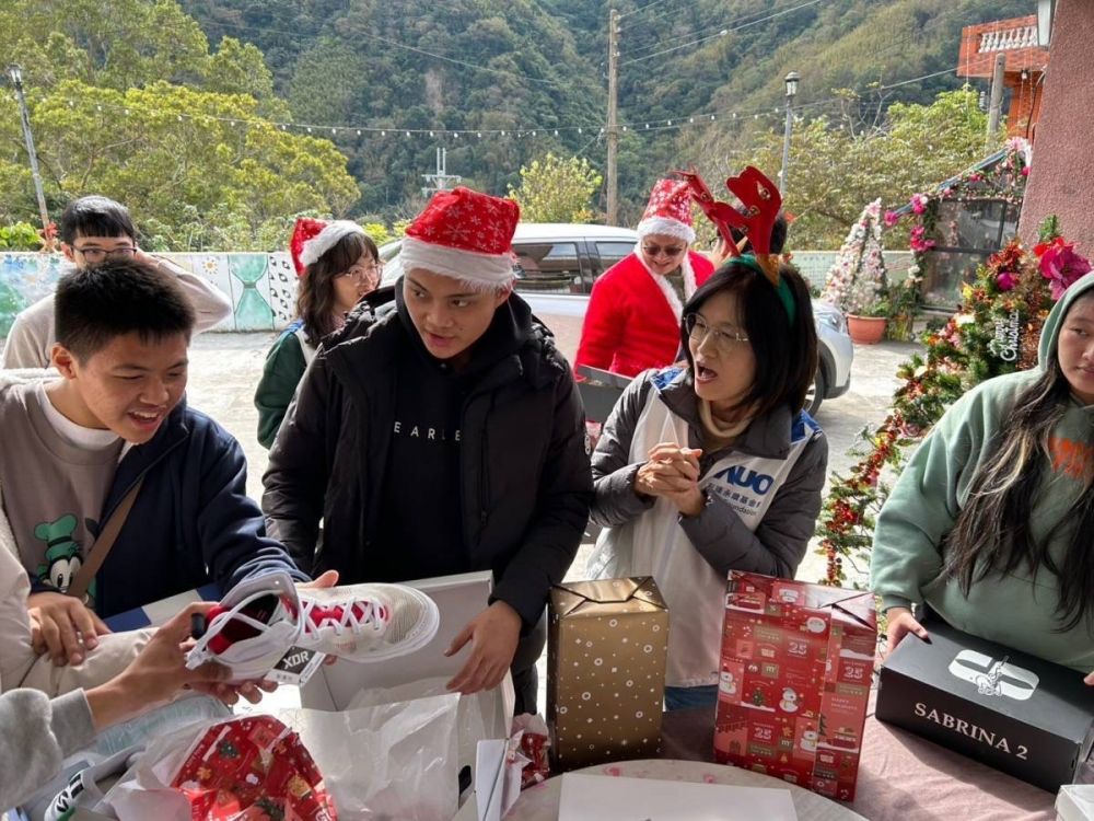 「圓夢計畫」由偏鄉(xiāng)兒少許下心願 ，友達員工認捐禮物   ，高階主管親帶隊將禮物一一送往偏鄉(xiāng)，為兒少圓夢