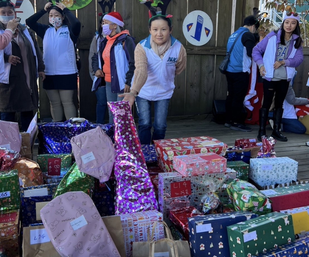 友達永續(xù)基金會「圓夢列車」年年迴響熱烈 ，認捐同仁精心挑選禮物 、巧手包裝，整理成隊後 ，將祝福一一打包送出