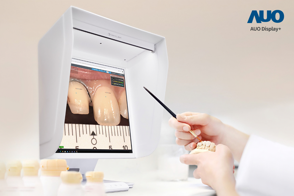 達(dá)擎智慧牙科比色解決方案獲得2025智慧顯示應(yīng)用大賞之智慧醫(yī)療獎(jiǎng)，透過獨(dú)家色彩還原運(yùn)算及AI技術(shù)，以搭載友達(dá)A.R.T.先進(jìn)抗反光顯示器，擬真還原影像，提升假牙製作效率並大幅降低重製率