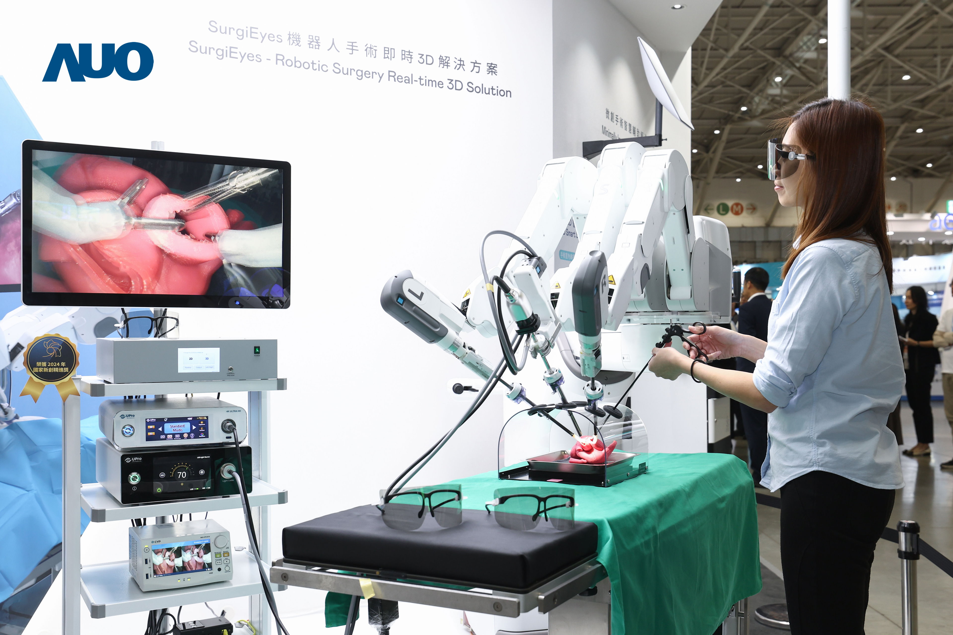 達(dá)擎以領(lǐng)先的3D顯示技術(shù)推出「SurgiEyes機(jī)器人手術(shù)即時(shí)3D解決方案」，整合先進(jìn)3D影像處理與獨(dú)家3D垂直寬視角、廣色域的顯示技術(shù)，手術(shù)團(tuán)隊(duì)可即時(shí)同步主刀醫(yī)師視角看到清晰3D影像，提升溝通效率與安全性。