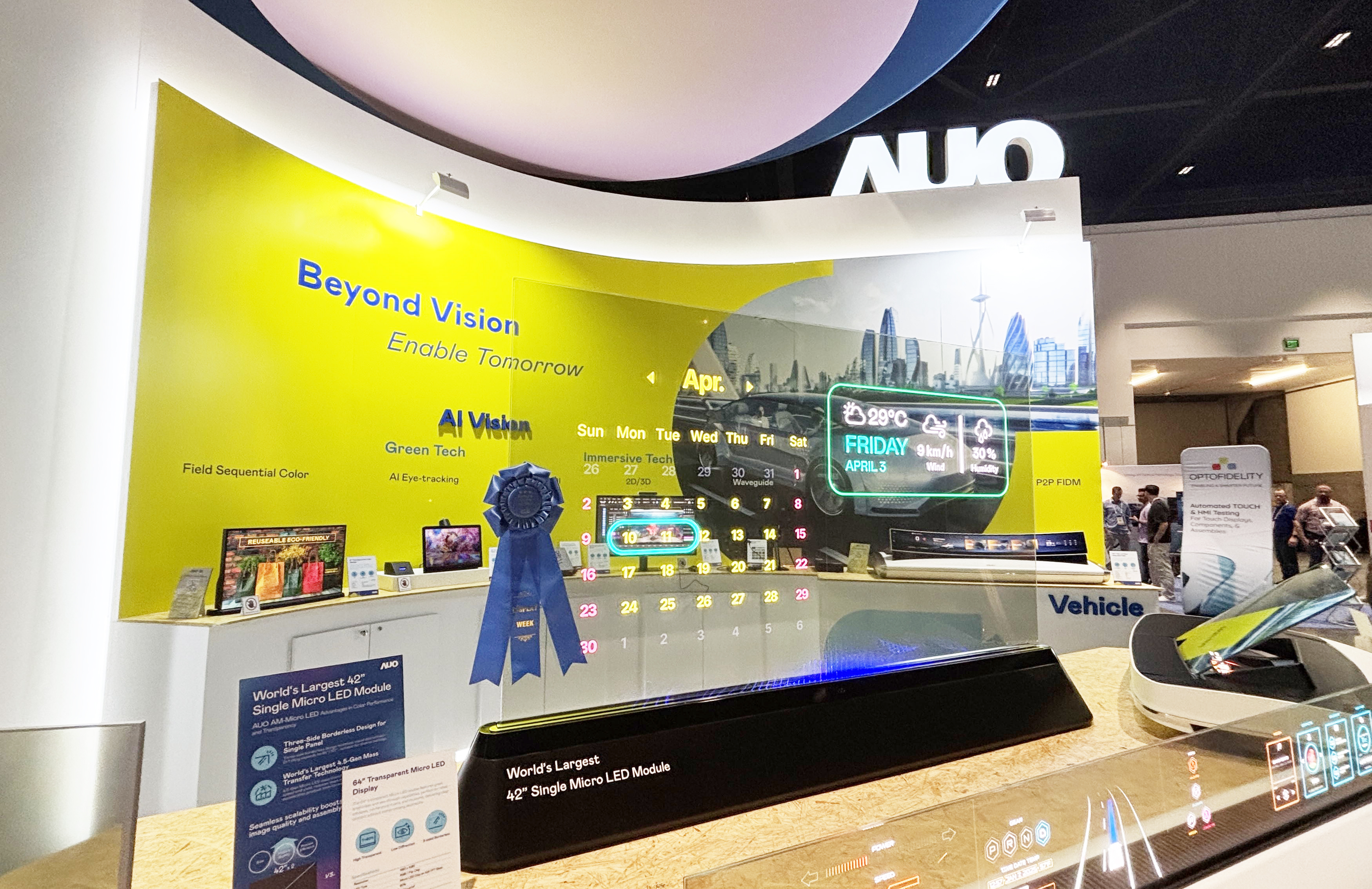 申博太陽城64吋透明Micro LED顯示器獲〝最佳Micro LED技術(shù)應(yīng)用獎〞，其絕妙的透明穿透特性，同時具備1,000 nits的高亮度表現(xiàn)，并透過精細(xì)的無縫拼接延伸，可依需求靈活應(yīng)用于多元場域，展現(xiàn)出Micro LED顯示技術(shù)劃時空的無限潛力