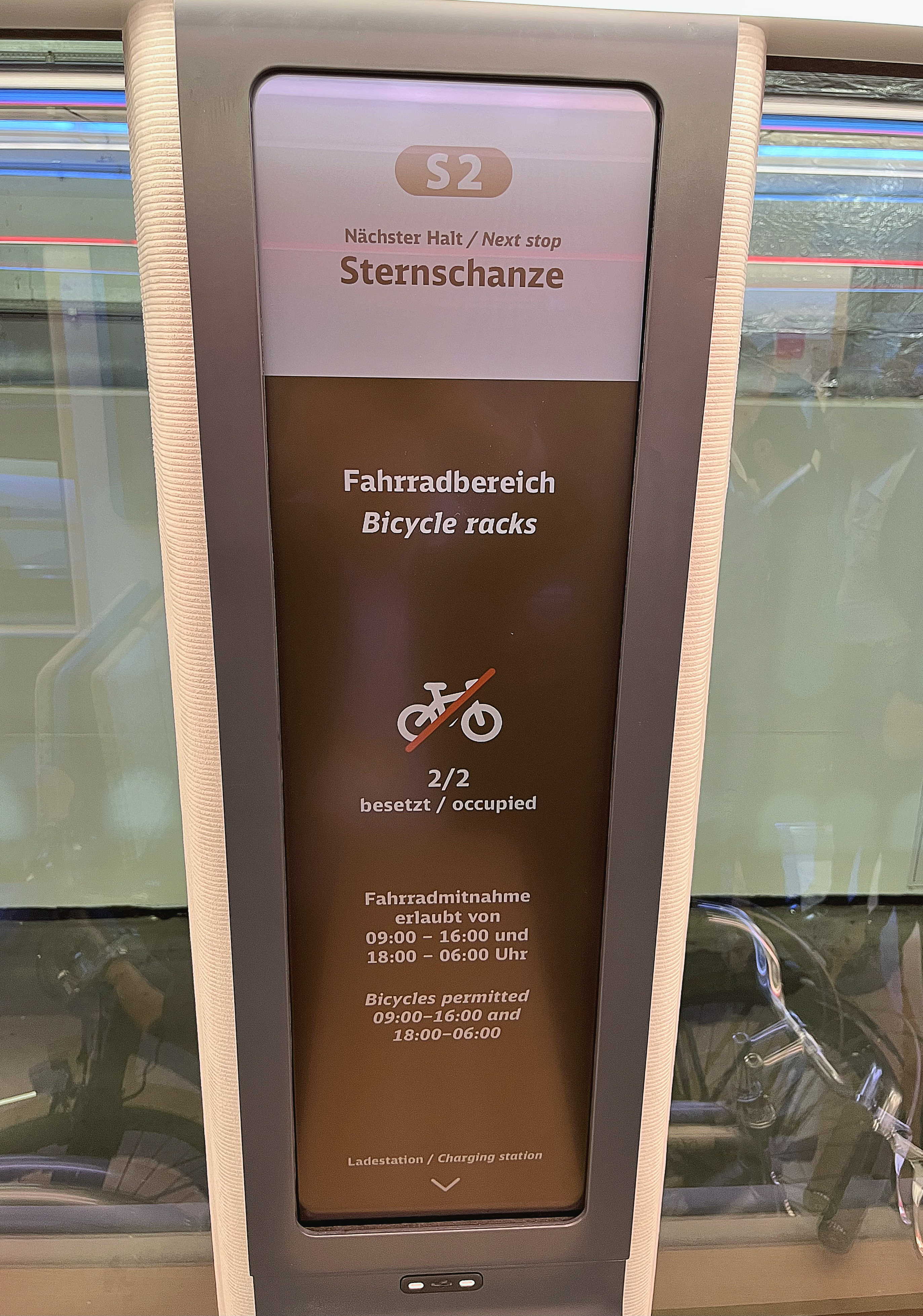 達擎HiRaso顯示技術采用膽固醇液晶獨特的雙穩(wěn)態(tài)特性及反射環(huán)境光線的方式 ，發(fā)揮最佳能源運用效率 ，其僅在更換顯示畫面時才消耗電力  ，在持續(xù)靜止的畫面顯示上則為零耗電，與傳統(tǒng)液晶顯示技術相比大幅節(jié)省90%能耗