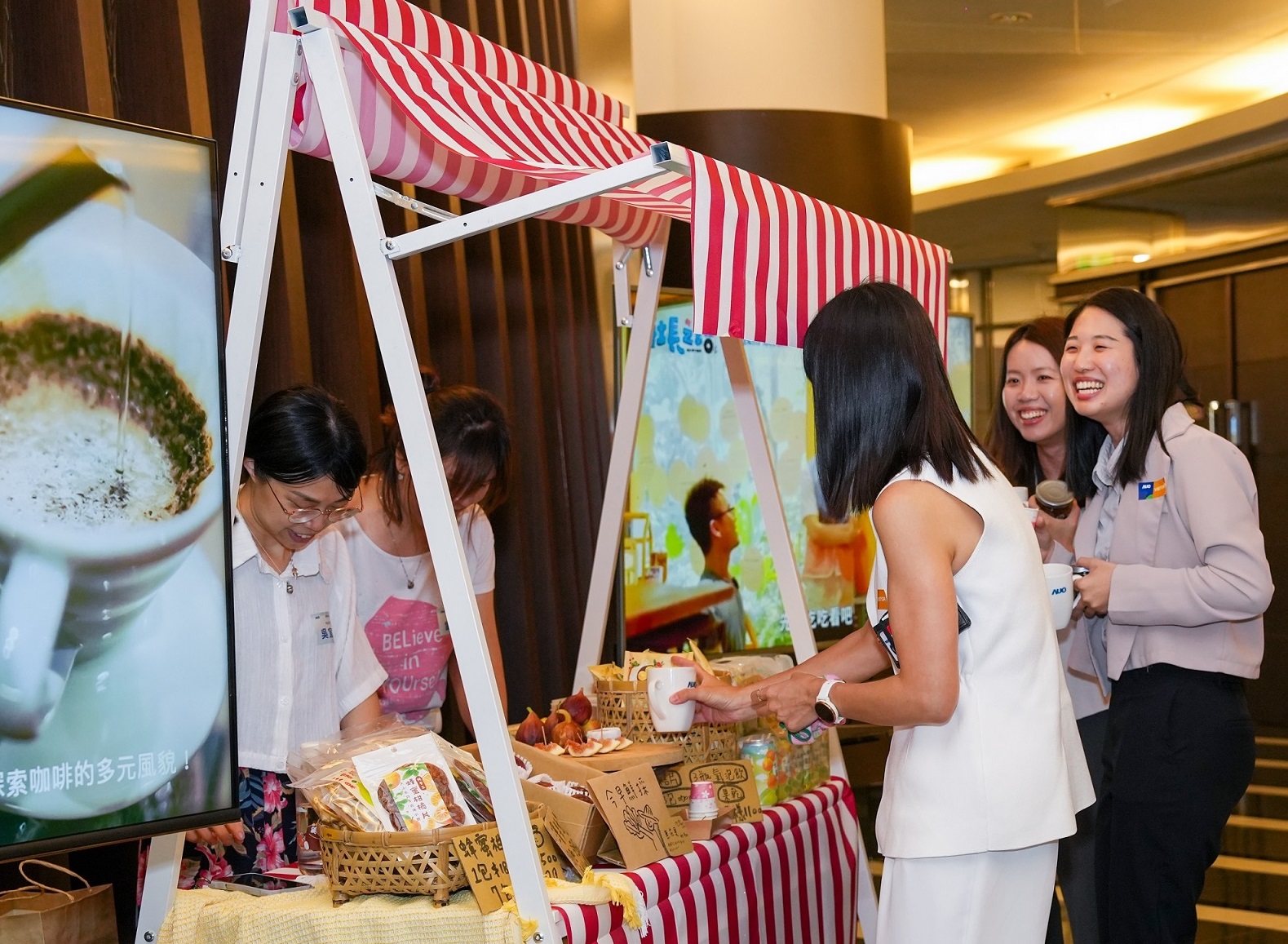 友達(dá)CSR共榮大會(huì)首度邀請(qǐng)新竹在地社會(huì)創(chuàng)生品牌「鴻梅文創(chuàng)」及「大山北月」，展示在地飲食與工藝，體現(xiàn)友達(dá)對(duì)在地社區(qū)共融的長(zhǎng)期投入